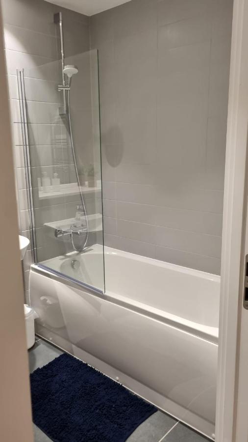 Spacious Balcony View Apt Near Nec Bhx Free Parking Sleeps 4 Hockley Heath Bagian luar foto