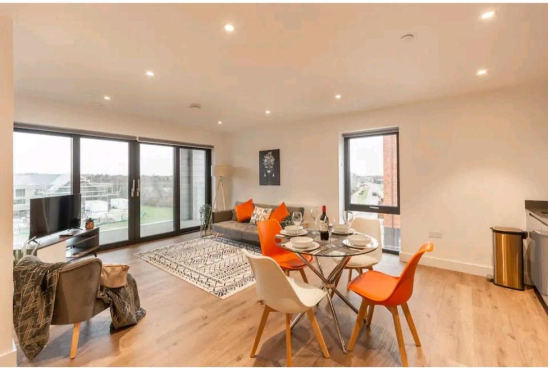 Spacious Balcony View Apt Near Nec Bhx Free Parking Sleeps 4 Hockley Heath Bagian luar foto